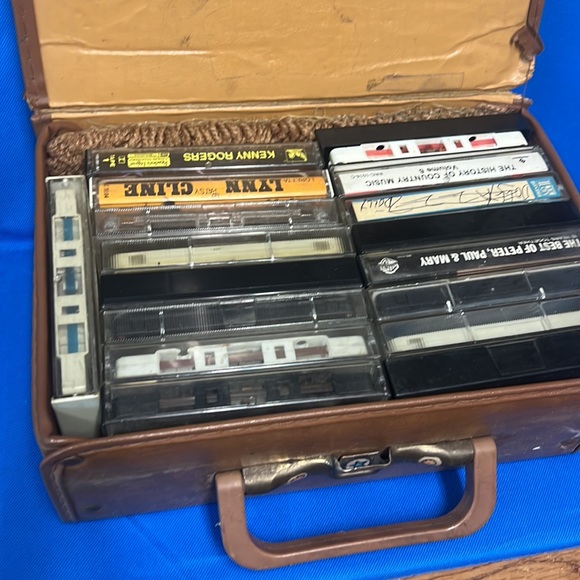 Cassette Tape Case Vinyl w/ Handle has wear on it and full of tapes - Picture 4 of 5